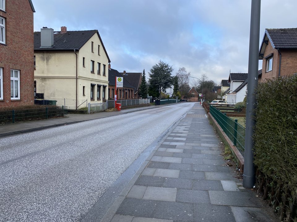 Wohnhäuser mit Steildächern an der Kapellenstraße in Hamburg-Billstedt