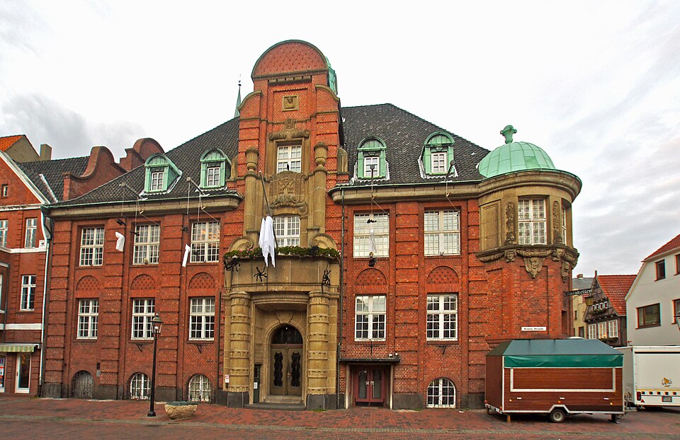 Historisches Rathaus mit steilem Dach in der Buxtehuder Altstadt