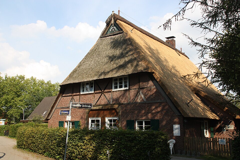 Reetgedecktes Fachwerkhaus an der Ecke Eidelstedter Dorfstraße und Dörpsweg