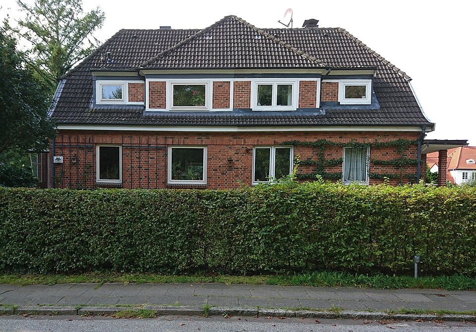Doppelhaus mit Ziegeldach und Schleppgauben in der Fritz-Schumacher-Siedlung