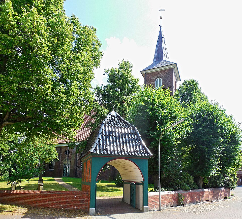 Kirchhofpforte und Turm der Kirche St. Pankratius am Organistenweg in Hamburg-Neuenfelde