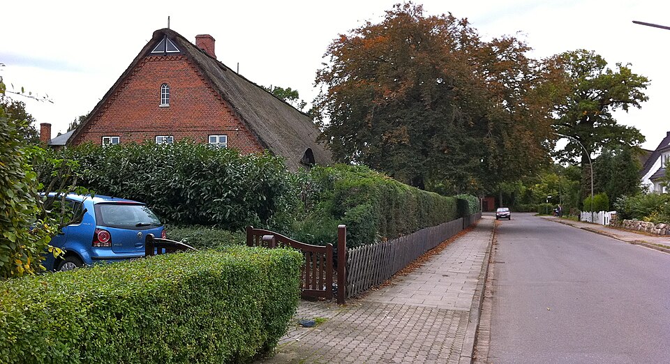 Historisches Fachwerkhaus mit Reetdach an der Alten Dorfstra&szlig;e in Garstedt, einem der vier Ursprungsorte von Norderstedt
