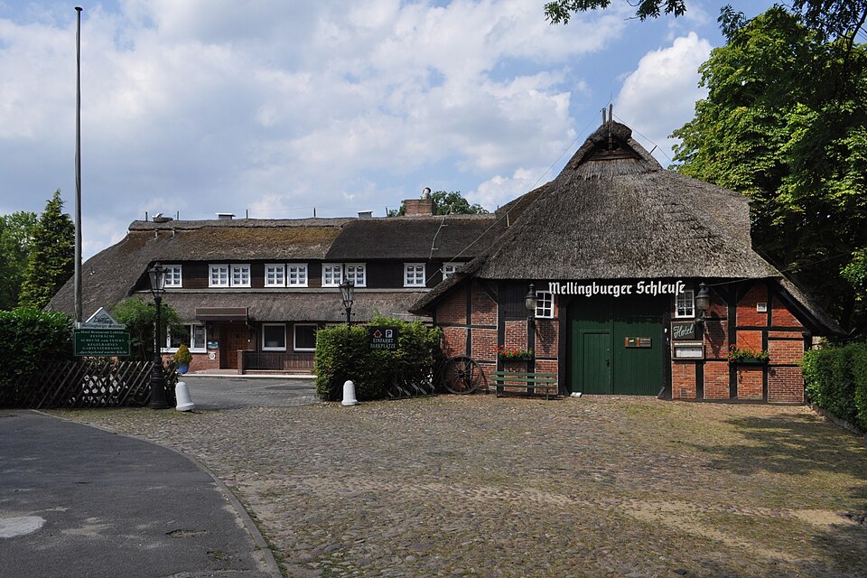 Reetgedecktes Fachwerkgebäude am Mellingburgredder in Hamburg-Sasel