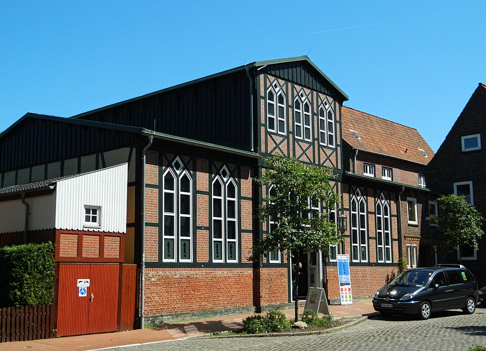 Historische Seminarturnhalle mit Fachwerkfassade und Ziegeldächern in Stade
