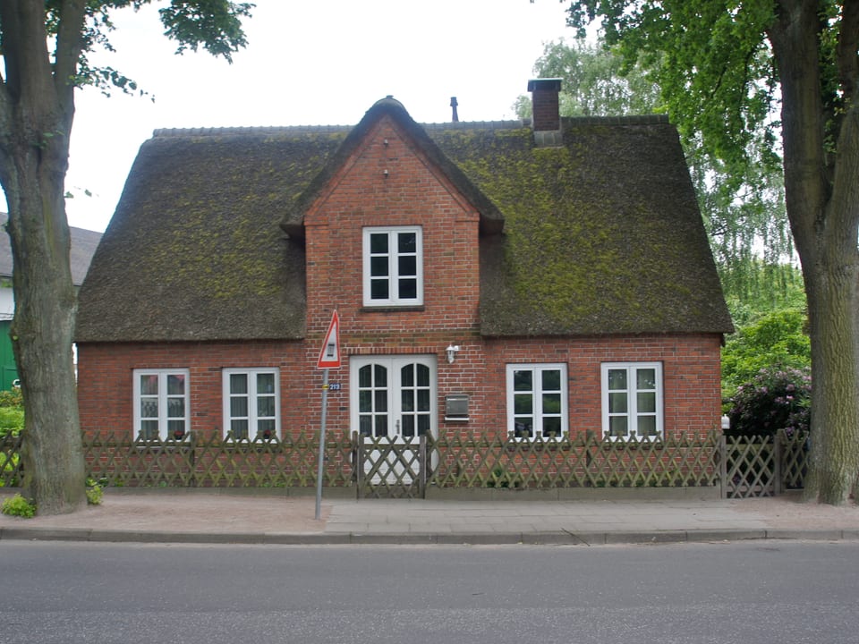Reetgedecktes Backsteinhaus am Sülldorfer Kirchenweg 213 in Hamburg-Sülldorf