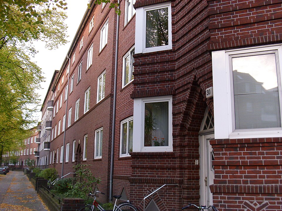 Backsteinzeile mit Mehrfamilienhäusern an der Lesserstraße in Hamburg-Wandsbek