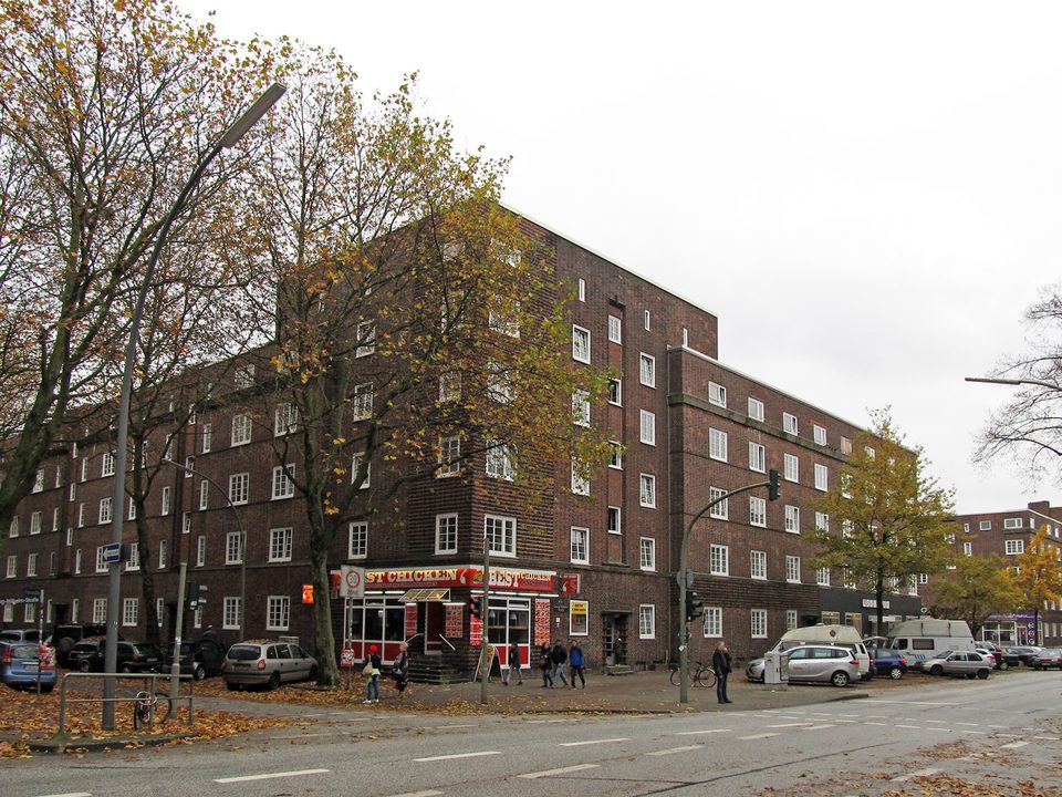 Backsteiner Wohnblock der 1920er-Jahre-Siedlung an der Georg-Wilhelm-Straße in Hamburg-Wilhelmsburg