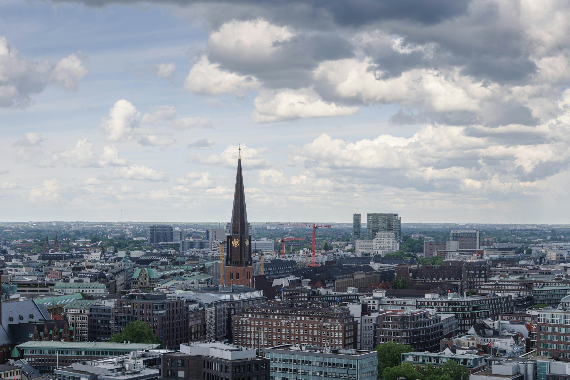 Hamburger Skyline mit Kirchturm über den Dächern